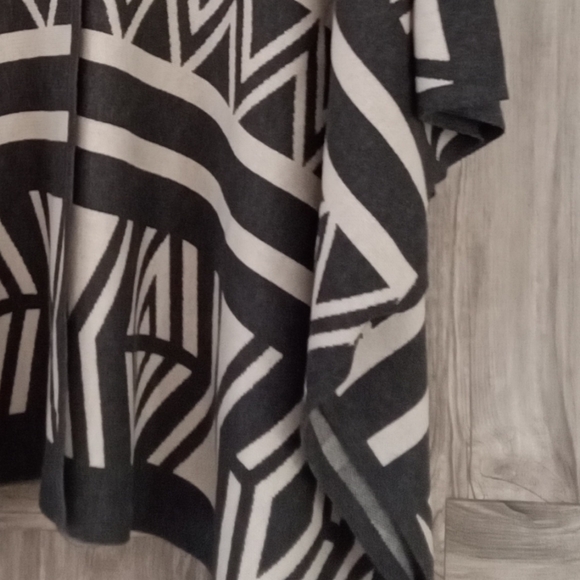 Forever 21+ Knit Poncho Cape Ruana 1X - Picture 9 of 9
